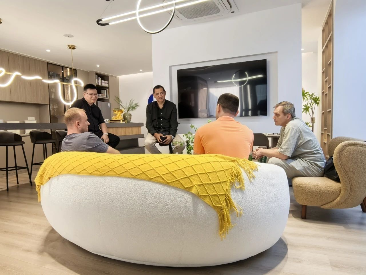 热烈接待外洋客户旅行考察asiagame电梯